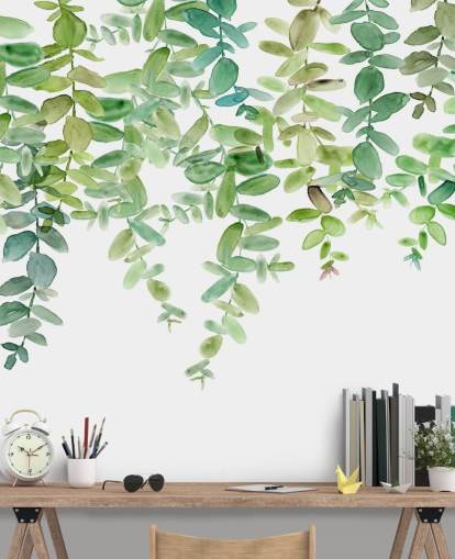 valkoinen ja vihreä riippuva kukka-taustakuvamaalaus nimeltä Evergreen Hanging Eucalyptus, kirjoittanut Carol Robinson