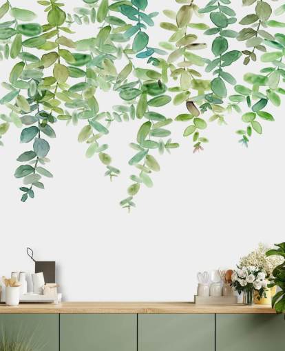 witte en groene hangende bloemenbehangmuurschildering genaamd Evergreen Hanging Eucalyptus van Carol Robinson