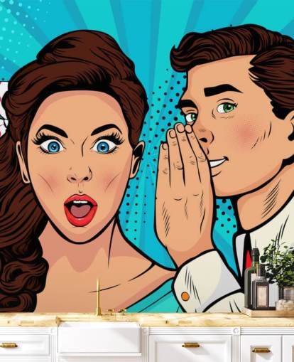 retro behang van een man die in het oor van een geschokte vrouw fluistert