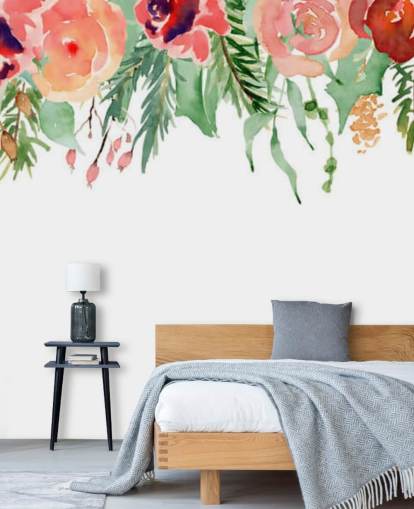 korall och röda blommor hängande från taket