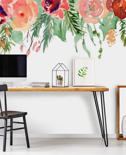 fleurs corail et rouge suspendues au plafond