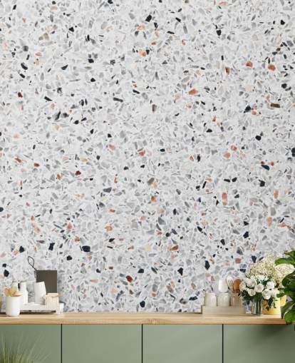 Papel pintado terrazo gris y negro moteado y terracota