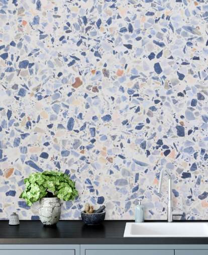 Papel pintado Terrazo azul y motas de marrón