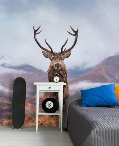 Hirsch in nebliger Landschaft Tapete