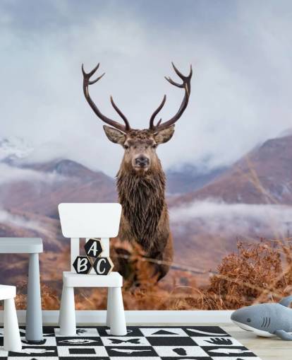 Hirsch in nebliger Landschaft Tapete