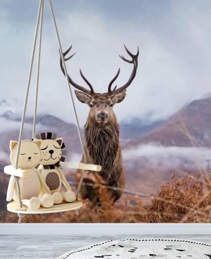 Hirsch in nebliger Landschaft Tapete