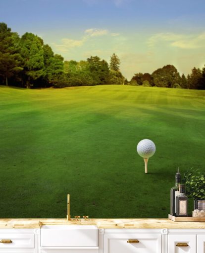 Golf-Abschlag auf sonnigem Kurs