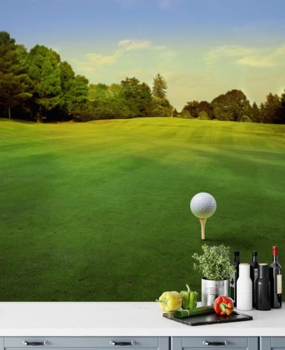 Golf-Abschlag auf sonnigem Kurs