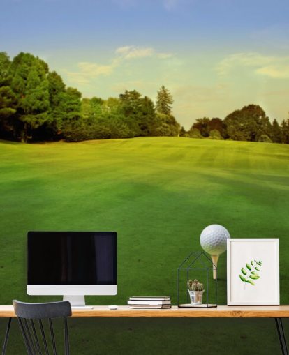 Golf-Abschlag auf sonnigem Kurs