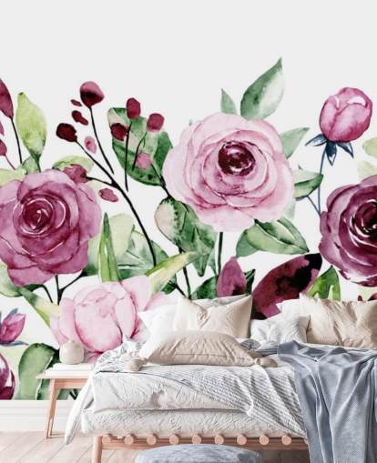 Carta da parati ad acquerello con fiori viola dipinti e foglie verdi