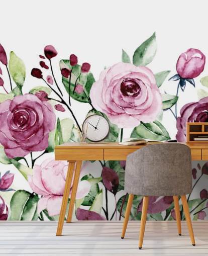 Carta da parati ad acquerello con fiori viola dipinti e foglie verdi