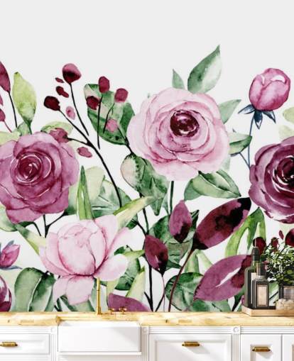 Aquarell-Tapete mit lila Blumen und grünen Blättern