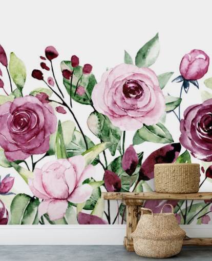 Papel de parede em aquarela de flores roxas pintadas e folhas verdes