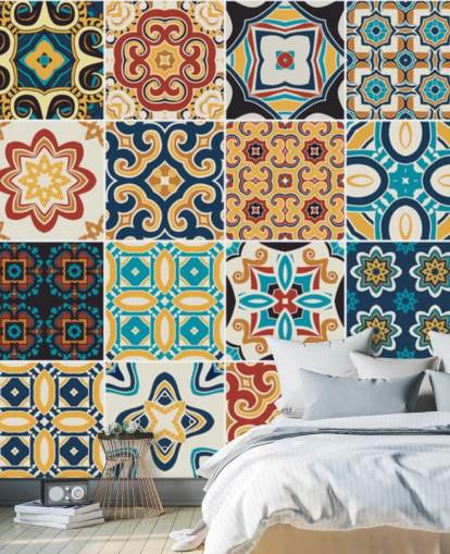 Papel pintado de terracota y azulejos azules marroquíes