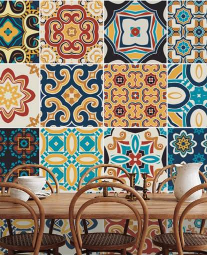 Papel pintado de terracota y azulejos azules marroquíes