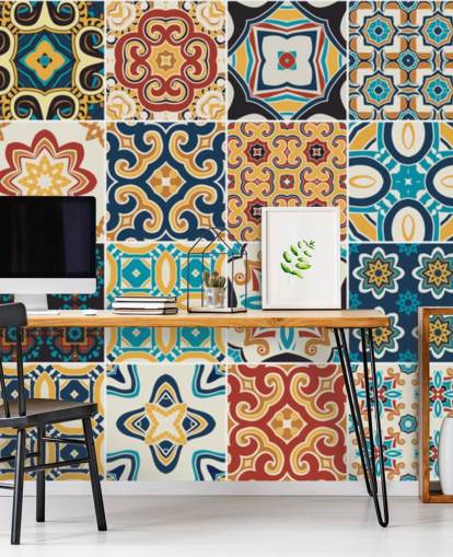 Papel pintado de terracota y azulejos azules marroquíes