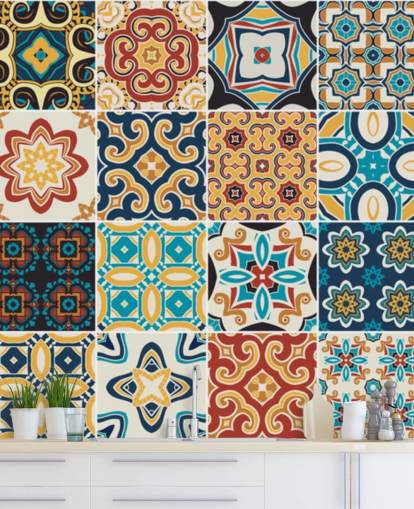 Papel pintado de terracota y azulejos azules marroquíes