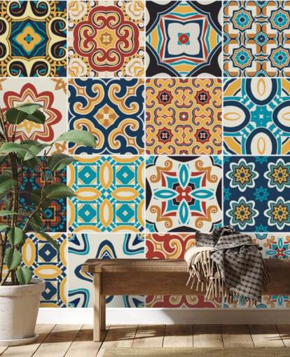 Papel pintado de terracota y azulejos azules marroquíes