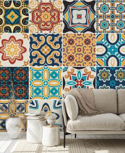 Papel pintado de terracota y azulejos azules marroquíes