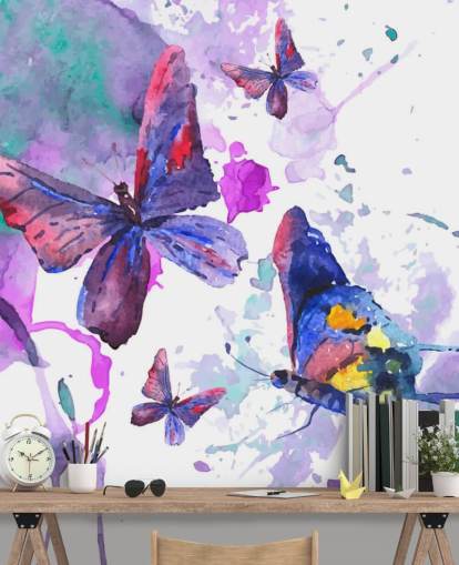 Decorazione murale con farfalle dipinte viola