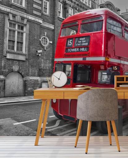 mural de papel pintado de autobús de Londres en blanco, negro y rojo llamado Red London Bus para oficinas en casa y salas de estar