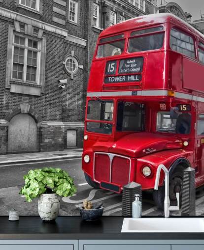 mural de papel pintado de autobús de Londres en blanco, negro y rojo llamado Red London Bus para oficinas en casa y salas de estar