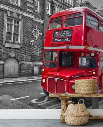 mural de papel pintado de autobús de Londres en blanco, negro y rojo llamado Red London Bus para oficinas en casa y salas de estar
