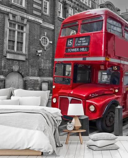 mural de papel pintado de autobús de Londres en blanco, negro y rojo llamado Red London Bus para oficinas en casa y salas de estar