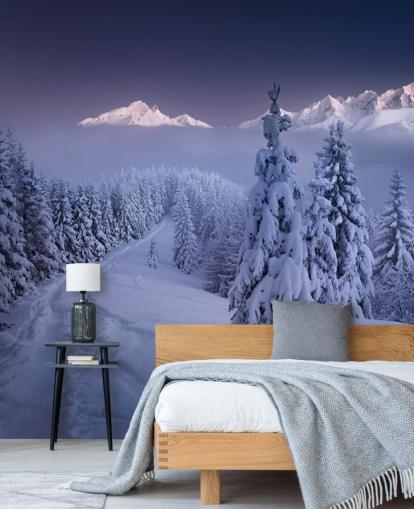 snøhvit skog og piste med fjell i det fjerne tapet