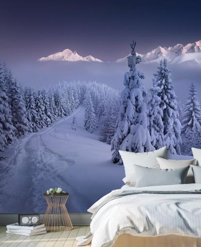 verschneiten Wald und Piste mit Bergen in der Ferne Tapete