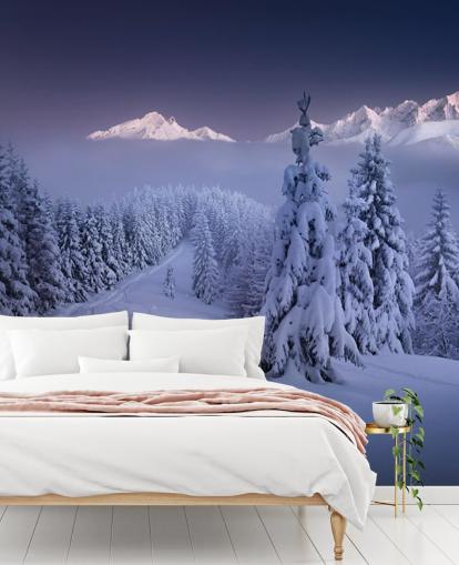 verschneiten Wald und Piste mit Bergen in der Ferne Tapete