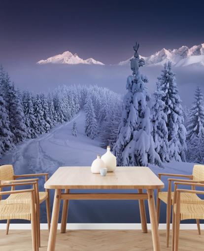 verschneiten Wald und Piste mit Bergen in der Ferne Tapete verschneiten Wald und Piste mit Bergen in der Ferne Tapete