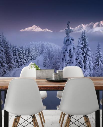 verschneiten Wald und Piste mit Bergen in der Ferne Tapete