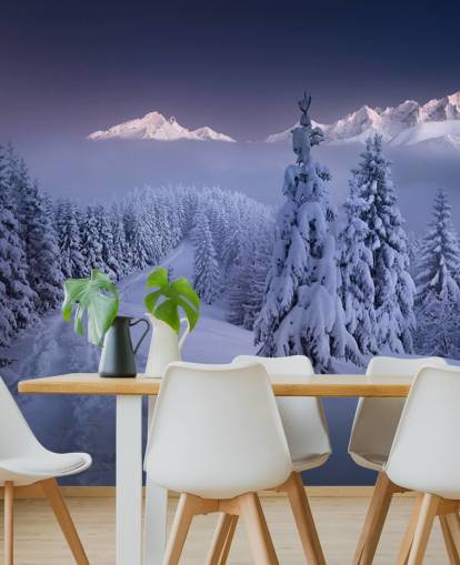 floresta nevada e pista com montanhas na distância papel de parede