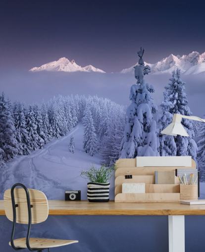 verschneiten Wald und Piste mit Bergen in der Ferne Tapete