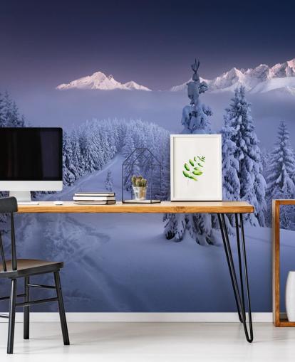 snöig skog och pisten med berg i fjärran tapeter