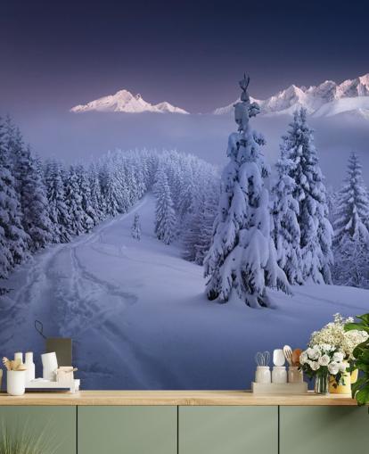 forêt enneigée et piste avec des montagnes au loin papier peint forêt enneigée et piste avec des montagnes au loin papier peint