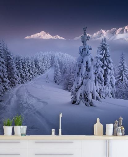 snedækket skov og piste med bjerge i det fjerne tapet