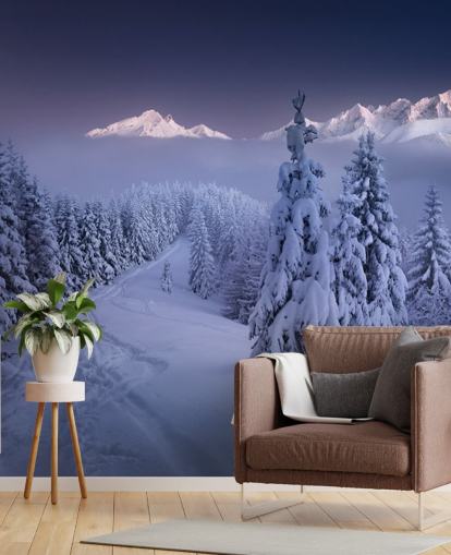 forêt enneigée et piste avec des montagnes au loin papier peint