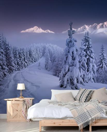 verschneiten Wald und Piste mit Bergen in der Ferne Tapete