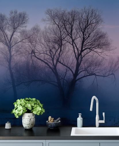 blaue neblige Baum-Tapete