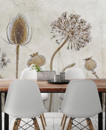 beige en bruin aanpasbaar bloemenbehang genaamd Aged with Beauty van Mandy Disher voor slaapkamers, woonkamers en eetkamers