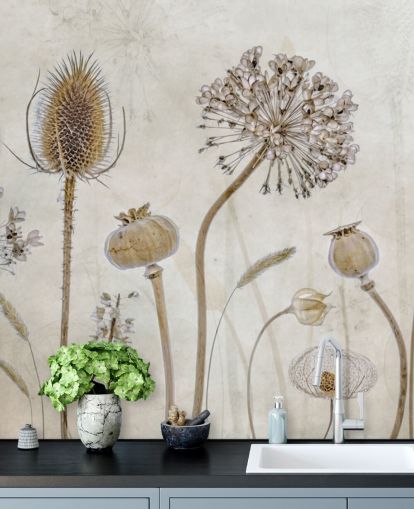 Papel pintado floral personalizable de color beige y marrón llamado Aged with Beauty de Mandy Disher para dormitorios, salas de estar y comedores