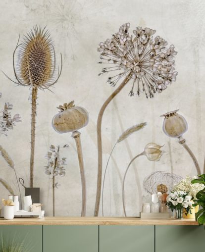 beige en bruin aanpasbaar bloemenbehang genaamd Aged with Beauty van Mandy Disher voor slaapkamers, woonkamers en eetkamers