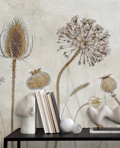 beige en bruin aanpasbaar bloemenbehang genaamd Aged with Beauty van Mandy Disher voor slaapkamers, woonkamers en eetkamers