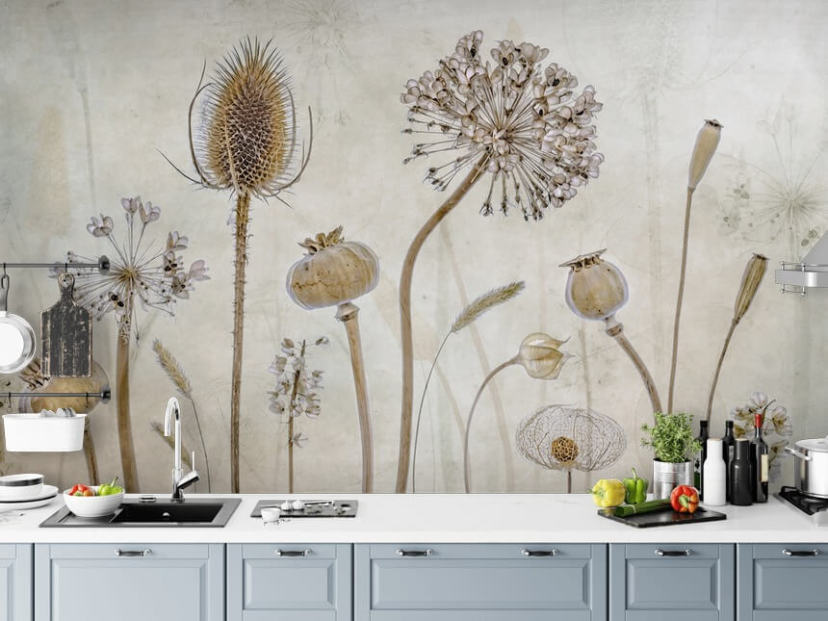 papier peint floral personnalisable beige et marron appelé Aged with Beauty de Mandy Disher pour les chambres, les salons et les salles à manger