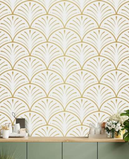 papel pintado de conchas en tonos blancos y dorados