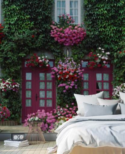 maison couverte de lierre avec papier peint de fleurs violettes maison couverte de lierre avec papier peint de fleurs violettes
