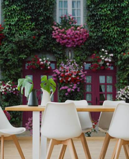 klimop overdekt huis met paarse bloemen behang klimop overdekt huis met paarse bloemen behang