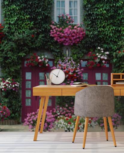 eføy dekket hus med lilla blomster tapet